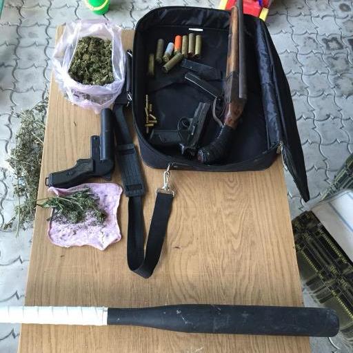 Прикордонники, СБУ та поліція виявили майже 22 кілограма наркотиків та арсенал зброї